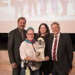 Das erste Siegerfoto: v.l.n.r.: SWV-Präsident Fredy Trey, Gewinnerin Anja Landler, SWV-Vizepräsidentin Claudia Boyneburg Lengsfeld Spendier, LH Dr. Peter Kaiser